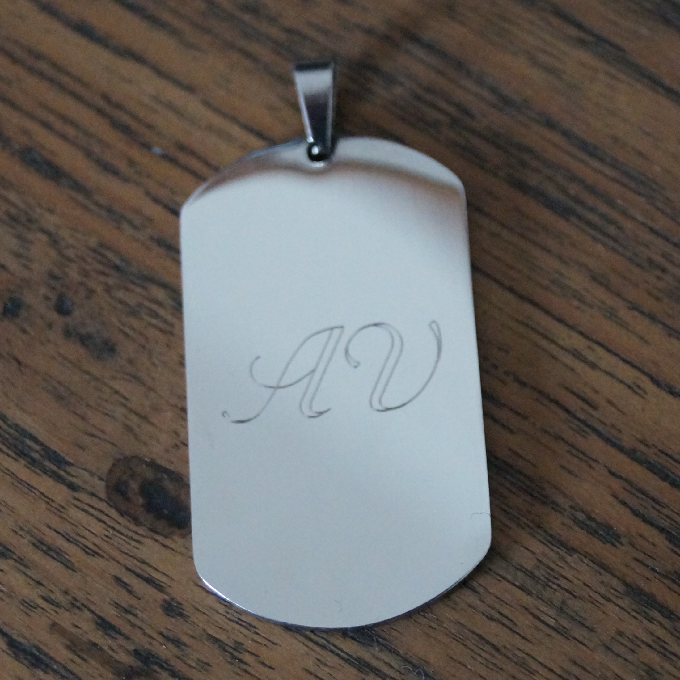 Vojenská známka s gravírovaným monogramem